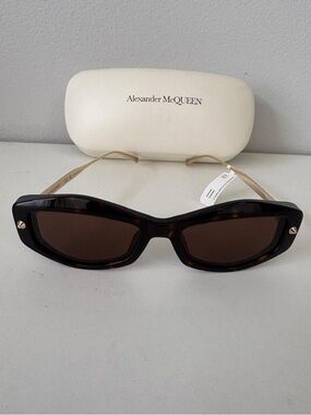Alexander McQueen Brown Tortoiseshell Cat-Eye Sunglasses with Gold Accents